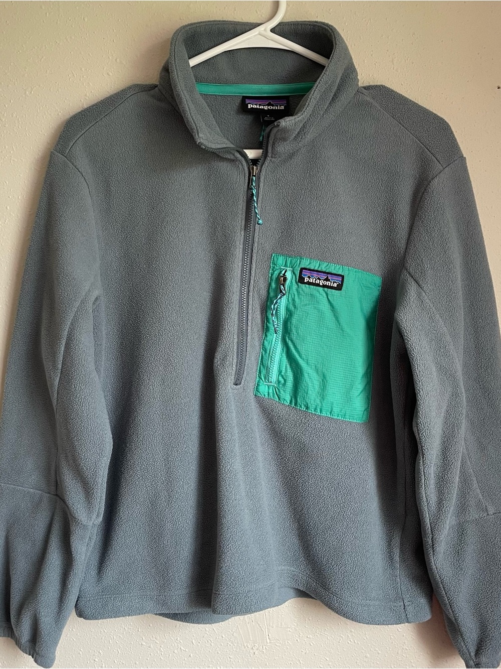 Patagonia Microdini 1/2 Zip Gray Fleece Pullover with Teal Pocket